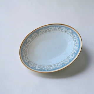 Her Good Eye oval serving dish in white porcelain with blue floral pattern and gold rim. Ideal for serving dishes.